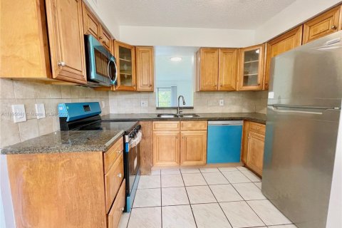 Condo in Pompano Beach, Florida, 2 bedrooms № 1950347 - photo 8