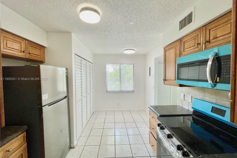 Condo in Pompano Beach, Florida, 2 bedrooms № 1950347 - photo 7