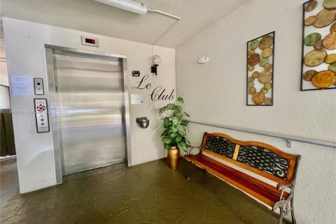 Condo in Pompano Beach, Florida, 2 bedrooms № 1950347 - photo 2