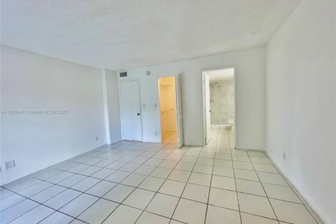 Condo in Pompano Beach, Florida, 2 bedrooms № 1950347 - photo 24