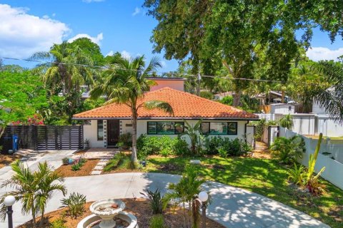Casa en venta en Gulfport, Florida, 4 dormitorios, 245.17 m2 № 1718814 - foto 1