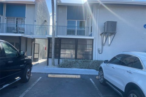 Condominio en Madeira Beach, Florida, 1 dormitorio  № 2141894
