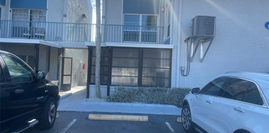 Condominio en Madeira Beach, Florida, 1 dormitorio  № 2141894