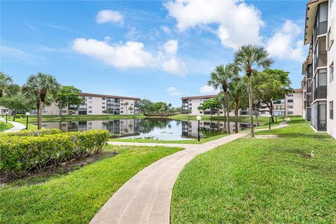 Condominio en venta en Tamarac, Florida, 2 dormitorios, 117.99 m2 № 2054360 - foto 2