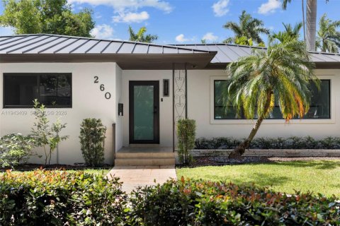 House in El Portal, Florida 3 bedrooms, 180.69 sq.m. № 2002972 - photo 9