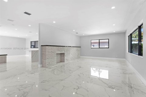 House in El Portal, Florida 3 bedrooms, 180.69 sq.m. № 2002972 - photo 17