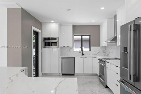 House in El Portal, Florida 3 bedrooms, 180.69 sq.m. № 2002972 - photo 21