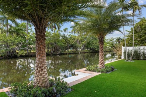 House in El Portal, Florida 3 bedrooms, 180.69 sq.m. № 2002972 - photo 3