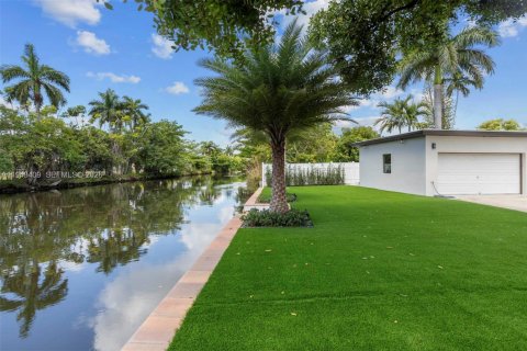 House in El Portal, Florida 3 bedrooms, 180.69 sq.m. № 2002972 - photo 2