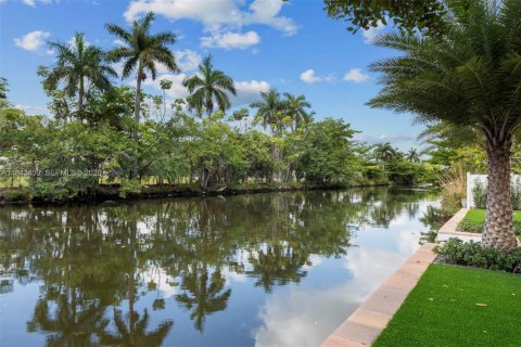 House in El Portal, Florida 3 bedrooms, 180.69 sq.m. № 2002972