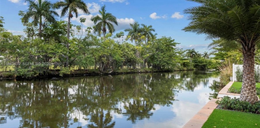 House in El Portal, Florida 3 bedrooms, 180.69 sq.m. № 2002972