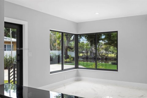 House in El Portal, Florida 3 bedrooms, 180.69 sq.m. № 2002972 - photo 10