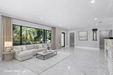 House in El Portal, Florida 3 bedrooms, 180.69 sq.m. № 2002972 - photo 16