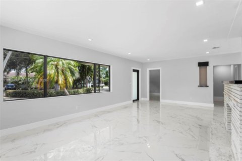 House in El Portal, Florida 3 bedrooms, 180.69 sq.m. № 2002972 - photo 15