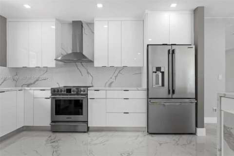 House in El Portal, Florida 3 bedrooms, 180.69 sq.m. № 2002972 - photo 22