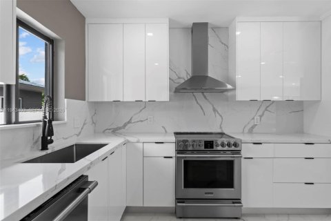 House in El Portal, Florida 3 bedrooms, 180.69 sq.m. № 2002972 - photo 23