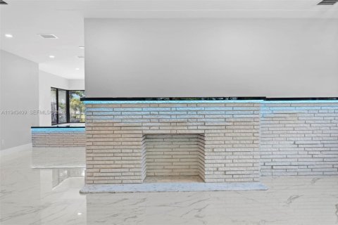 House in El Portal, Florida 3 bedrooms, 180.69 sq.m. № 2002972 - photo 18