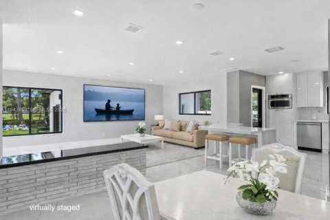 House in El Portal, Florida 3 bedrooms, 180.69 sq.m. № 2002972 - photo 12