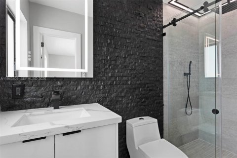 House in El Portal, Florida 3 bedrooms, 180.69 sq.m. № 2002972 - photo 30