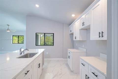 House in Lehigh Acres, Florida 4 bedrooms, 160.91 sq.m. № 1712699 - photo 7