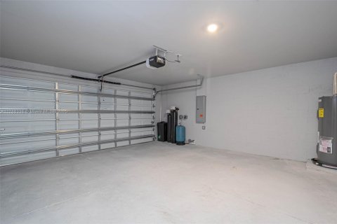 House in Lehigh Acres, Florida 4 bedrooms, 160.91 sq.m. № 1712699 - photo 20