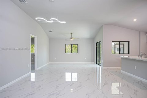 House in Lehigh Acres, Florida 4 bedrooms, 160.91 sq.m. № 1712699 - photo 3
