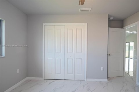 House in Lehigh Acres, Florida 4 bedrooms, 160.91 sq.m. № 1712699 - photo 13