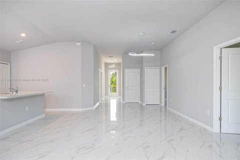 House in Lehigh Acres, Florida 4 bedrooms, 160.91 sq.m. № 1712699 - photo 4
