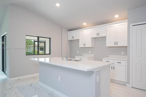 House in Lehigh Acres, Florida 4 bedrooms, 160.91 sq.m. № 1712699 - photo 6