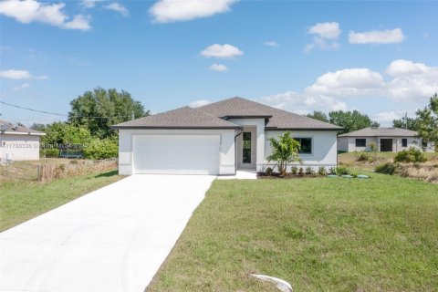 House in Lehigh Acres, Florida 4 bedrooms, 160.91 sq.m. № 1712699 - photo 1
