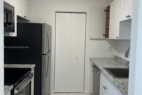 Condominio en alquiler en Dania Beach, Florida, 1 dormitorio, 71.35 m2 № 1945168 - foto 1