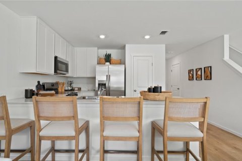 Townhouse in Haines City, Florida 3 bedrooms, 128.02 sq.m. № 2385959 - photo 4