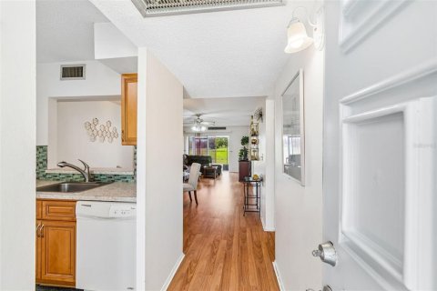 Condo in Port Richey, Florida, 2 bedrooms № 2226070 - photo 4