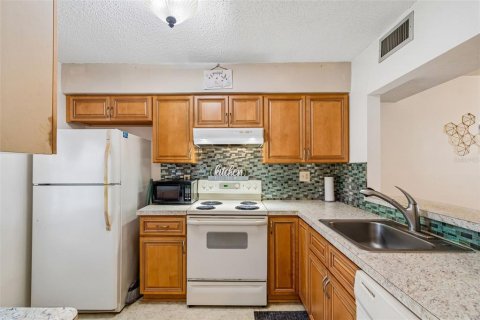Condo in Port Richey, Florida, 2 bedrooms № 2226070 - photo 14