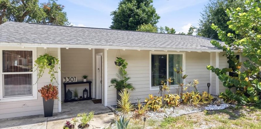 House in Bradenton, Florida 3 bedrooms, 150.69 sq.m. № 2198172