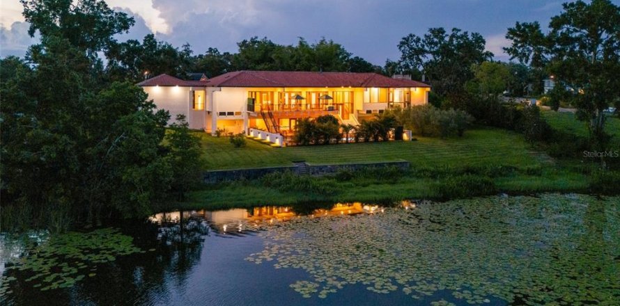 House in Winter Haven, Florida 4 bedrooms, 481.05 sq.m. № 1831580