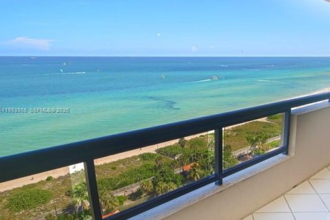 Condo in Miami Beach, Florida, 1 bedroom  № 2050255 - photo 1