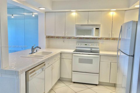 Condo in Miami Beach, Florida, 1 bedroom  № 2050255 - photo 5