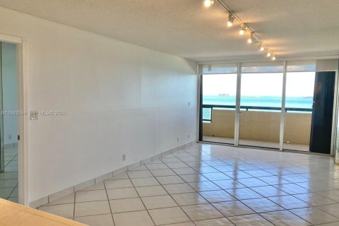 Condo in Miami Beach, Florida, 1 bedroom  № 2050255 - photo 4