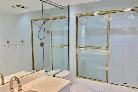 Condo in Miami Beach, Florida, 1 bedroom  № 2050255 - photo 8