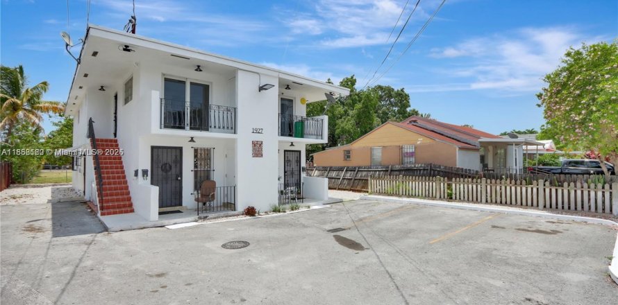 Commercial property in Miami, Florida 321.63 sq.m. № 1978547