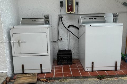 Commercial property in Miami, Florida 321.63 sq.m. № 1978547 - photo 14