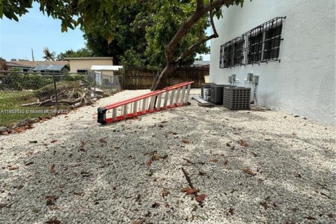 Commercial property in Miami, Florida 321.63 sq.m. № 1978547 - photo 3