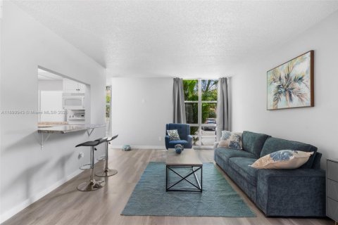 Condo in Sunny Isles Beach, Florida, 1 bedroom № 2054247 - photo 3