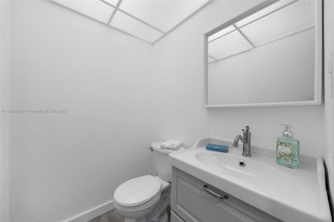 Condo in Sunny Isles Beach, Florida, 1 bedroom № 2054247 - photo 14