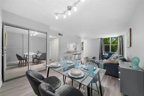 Condo in Sunny Isles Beach, Florida, 1 bedroom № 2054247 - photo 4