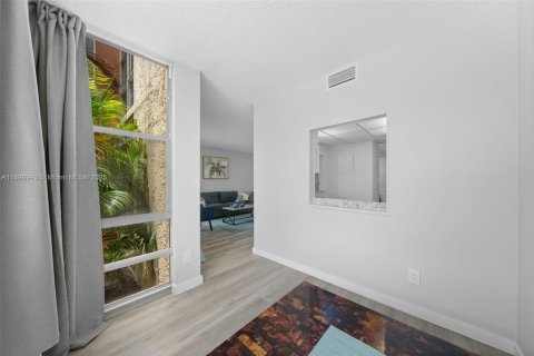 Condo in Sunny Isles Beach, Florida, 1 bedroom № 2054247 - photo 5