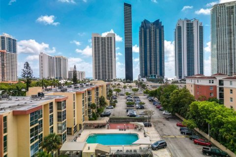 Condo in Sunny Isles Beach, Florida, 1 bedroom № 2054247 - photo 15