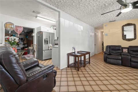 Casa en venta en Miami, Florida, 4 dormitorios, 155.43 m2 № 2028957 - foto 5