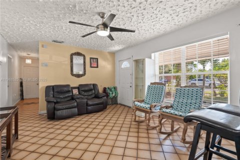 Casa en venta en Miami, Florida, 4 dormitorios, 155.43 m2 № 2028957 - foto 4